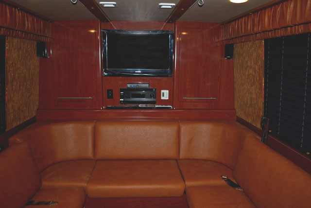 NewPrevost1.jpg (16893 bytes)