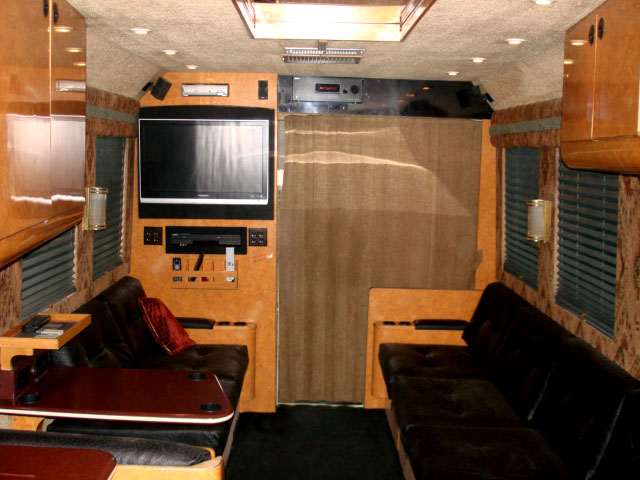 VanHool5IntA.jpg (14640 bytes)