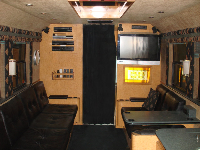 Prevost4intD.jpg (31685 bytes)